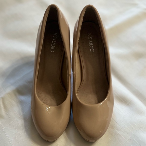 Glossy finish  heeled beige shoes - Picture 2 of 3